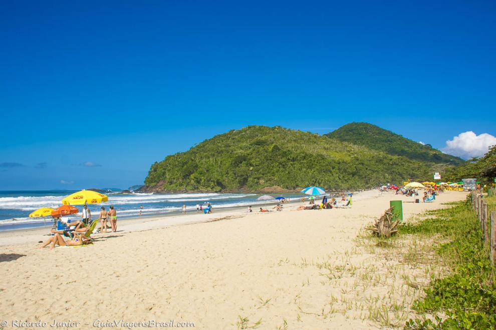 Imagem de algumas famílias nas areias da Praia de Itamambuca.